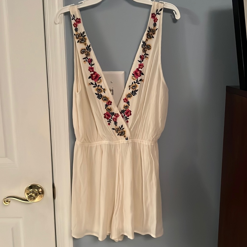 White romper with flower detail. Size extra small. Like new